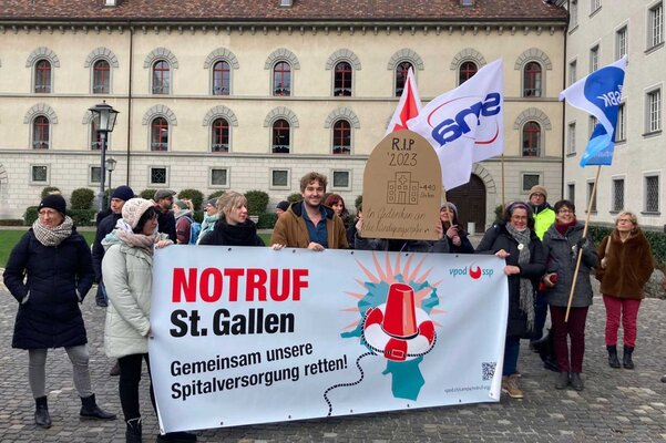 Am Montagmittag protestierten rund 70 Personen gegen die Massenentlassungen der St.Galler Spitalverbunde.